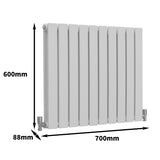 Glänzender weißer Paneelheizkörper mit vertikalen Lamellen, Maße 600mm x 700mm, ideal für moderne Wohnräume und effiziente Wärmeverteilung