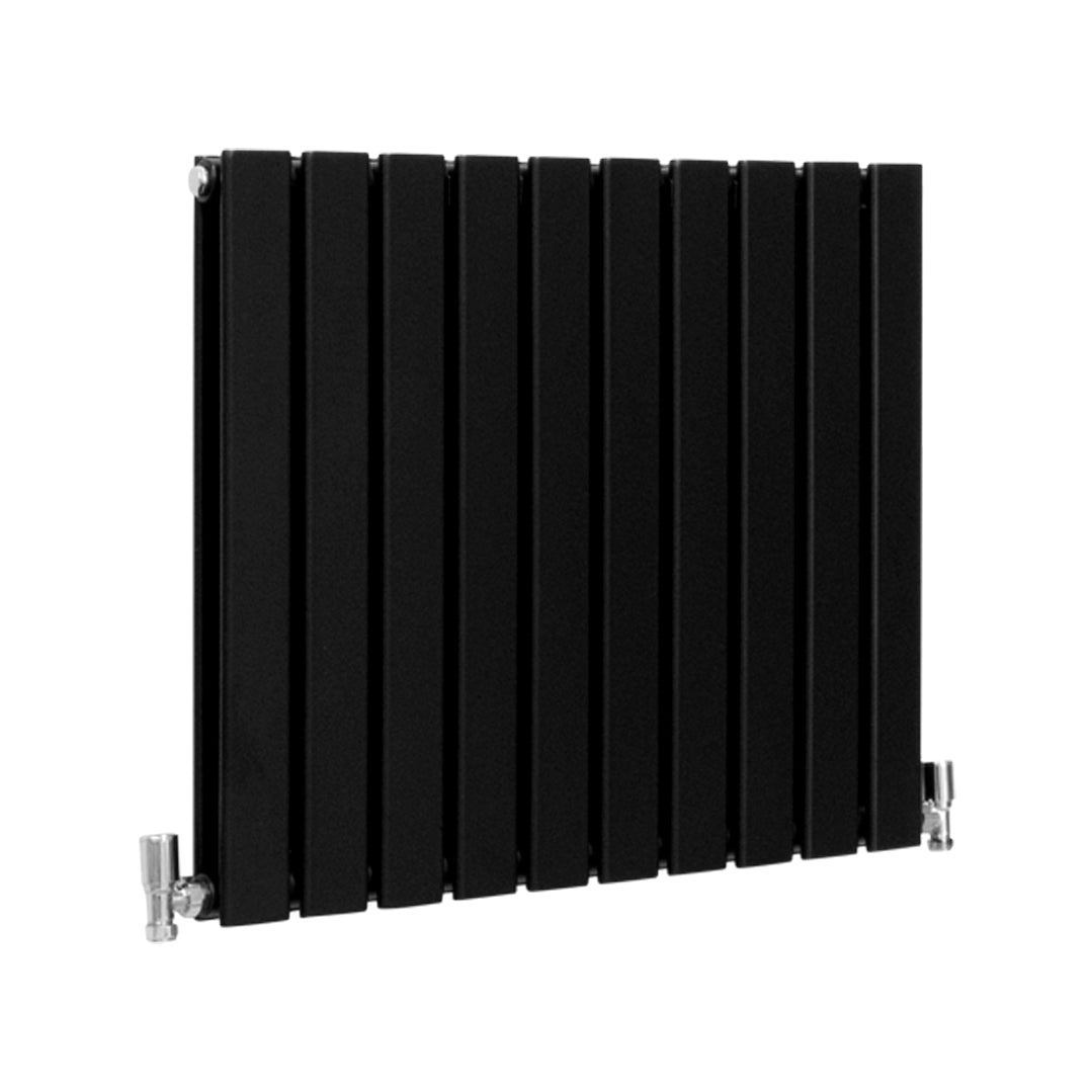 Paneelheizkörper in mattem Schwarz, 600mm x 700mm, mit vertikalen Lamellen und glänzenden Ventilen, ideal für moderne Innenräume