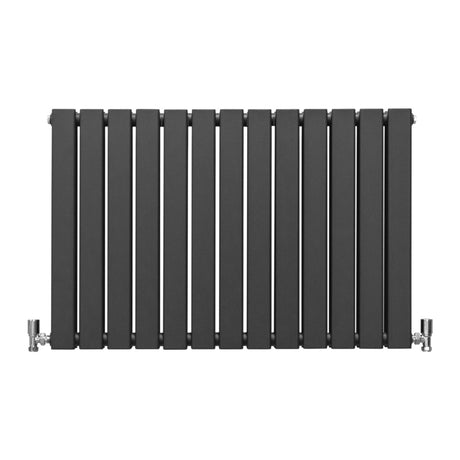 Paneelheizkörper in Anthrazit Grau, 600mm x 910mm, mit schlanken vertikalen Lamellen und verchromten Anschlüssen, ideal für moderne Räume