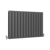 Paneelheizkörper in Anthrazit Grau, 600mm x 910mm, mit schlanken, vertikalen Lamellen und verchromten Ventilen für modernes Heizdesign