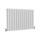 Paneelheizkörper in glänzendem Weiß, 600mm x 910mm, mit vertikalen Lamellen und eleganten, verchromten Ventilen für modernen Wohnstil