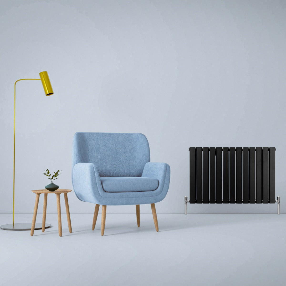 Schwarzer Paneelheizkörper mit schlankem Design, neben einem blauen Sessel und einer modernen Stehlampe in einem stilvollen Raum