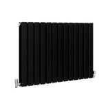 Paneelheizkörper in mattem Schwarz, 600mm x 910mm, mit vertikalen Lamellen und glänzenden Ventilanschlüssen, modern und elegant für jeden Raum