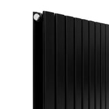 Mattschwarzer Paneelheizkörper mit schlanken, vertikalen Lamellen, 600mm x 910mm, ideal für moderne Innenräume und effiziente Wärmeverteilung