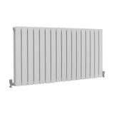 Paneelheizkörper in glänzendem Weiß, 600mm x 1190mm, mit vertikalen Lamellen und stabilen Befestigungen, ideal für moderne Wohnräume