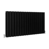 Paneelheizkörper in mattem Schwarz, 600mm x 1190mm, mit schlanken, vertikalen Lamellen und eleganten, verchromten Ventilanschlüssen
