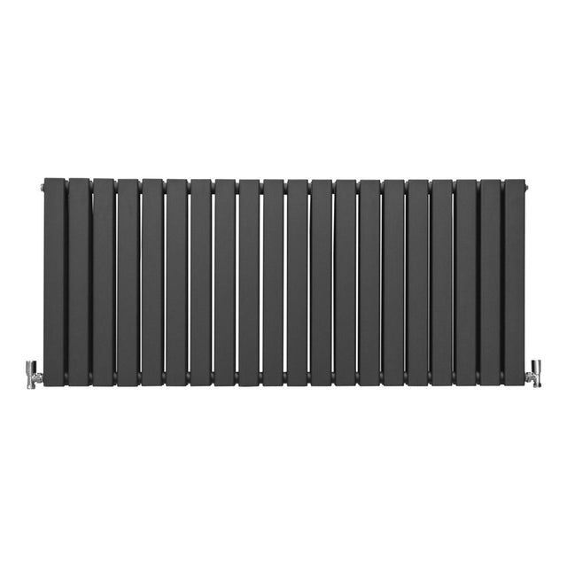 Paneelheizkörper in Anthrazit Grau, 600mm x 1400mm, mit schlanken, vertikalen Lamellen und glänzenden, verchromten Ventilen für modernes Wohndesign