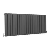 Paneelheizkörper in Anthrazit Grau, 600mm x 1400mm, mit vertikalen Lamellen und glatter Oberfläche, ideal für moderne Wohnräume