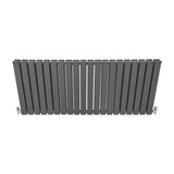 Paneelheizkörper in Anthrazit Grau, 600mm x 1400mm, mit schlanken, vertikalen Lamellen und glänzenden, verchromten Ventilen für moderne Heizlösungen