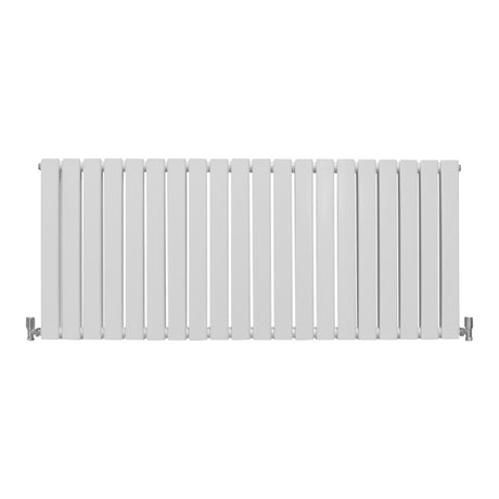 Glänzender weißer Paneelheizkörper mit schlanken, vertikalen Lamellen, 600mm hoch und 1400mm breit, ideal für moderne Innenräume
