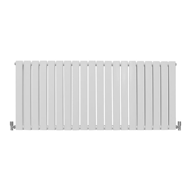 Glänzender weißer Paneelheizkörper mit schlanken, vertikalen Lamellen, 600mm hoch und 1400mm breit, ideal für moderne Innenräume