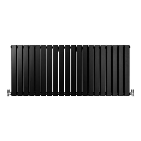 Paneelheizkörper in mattem Schwarz, 600mm x 1400mm, mit schlanken, vertikalen Lamellen und modernen Anschlussventilen für elegantes Heizen