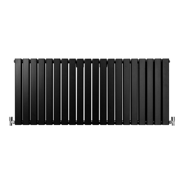 Paneelheizkörper in mattem Schwarz, 600mm x 1400mm, mit schlanken, vertikalen Lamellen und modernen Anschlussventilen für elegantes Heizen
