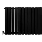 Mattschwarzer Paneelheizkörper mit schlanken, rechteckigen Lamellen, 600mm x 1400mm, ideal für moderne Wohnräume und effiziente Wärmeverteilung