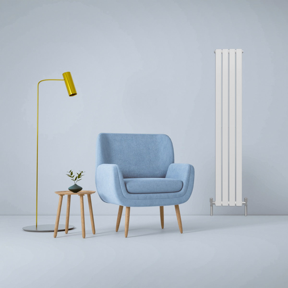 Paneelheizkörper in glänzendem Weiß, 1600mm x 280mm, neben einem blauen Sessel, einer Stehlampe und einem kleinen Tisch mit Pflanze