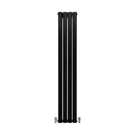 Eleganter, mattschwarzer Paneelheizkörper mit vier vertikalen Lamellen, 1600 mm hoch und 280 mm breit, ideal für moderne Wohnräume