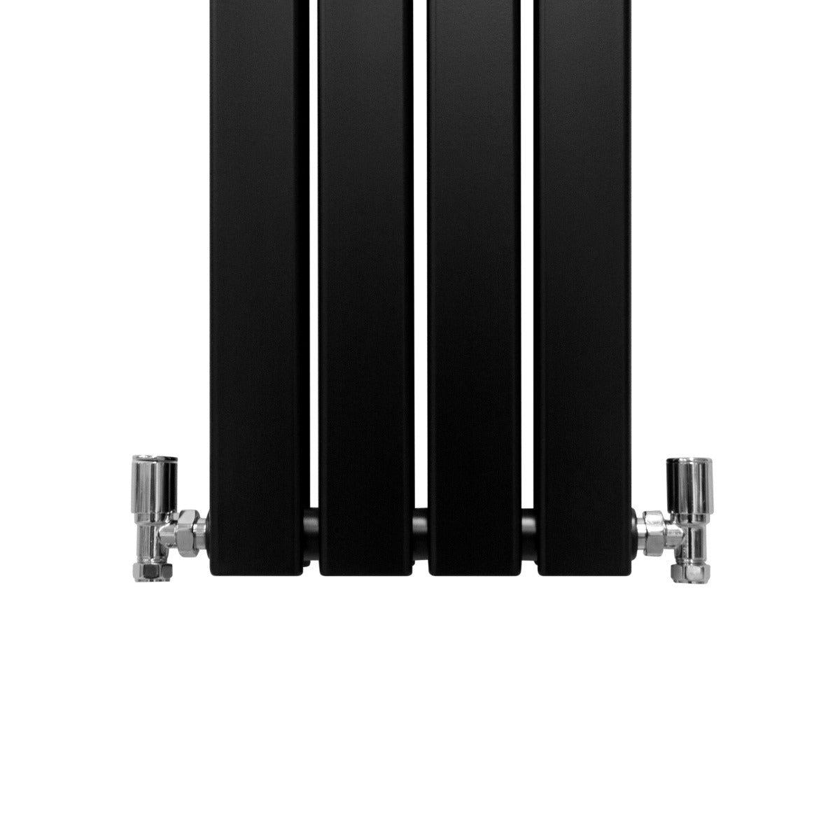 Paneelheizkörper in mattem Schwarz, 1600mm x 280mm, mit glatten, vertikalen Lamellen und verchromten Anschlussventilen an der Unterseite