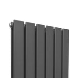Anthrazitgrauer Paneelheizkörper mit schlankem Design, 1600mm x 420mm, aus hochwertigem Metall mit glatter, matte Oberfläche und vertikalen Lamellen