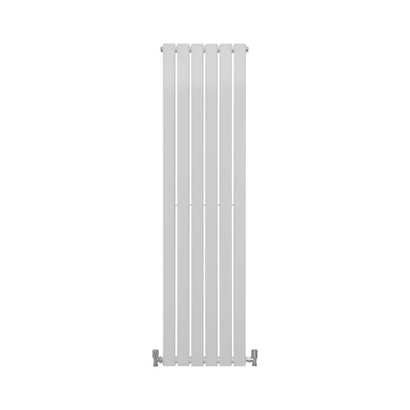 Paneelheizkörper in glänzendem Weiß, 1600mm hoch und 420mm breit, mit schlanken, vertikalen Lamellen und modernen, minimalistischen Design