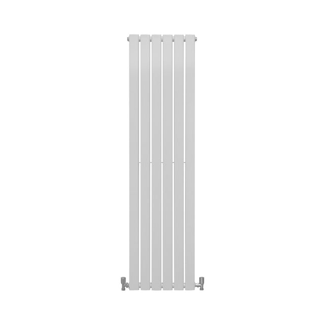 Paneelheizkörper in glänzendem Weiß, 1600mm hoch und 420mm breit, mit schlanken, vertikalen Lamellen und modernen, minimalistischen Design