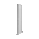 Paneelheizkörper in glänzendem Weiß, 1600mm x 420mm, mit schlankem, vertikalem Design und glatter Oberfläche für moderne Innenräume