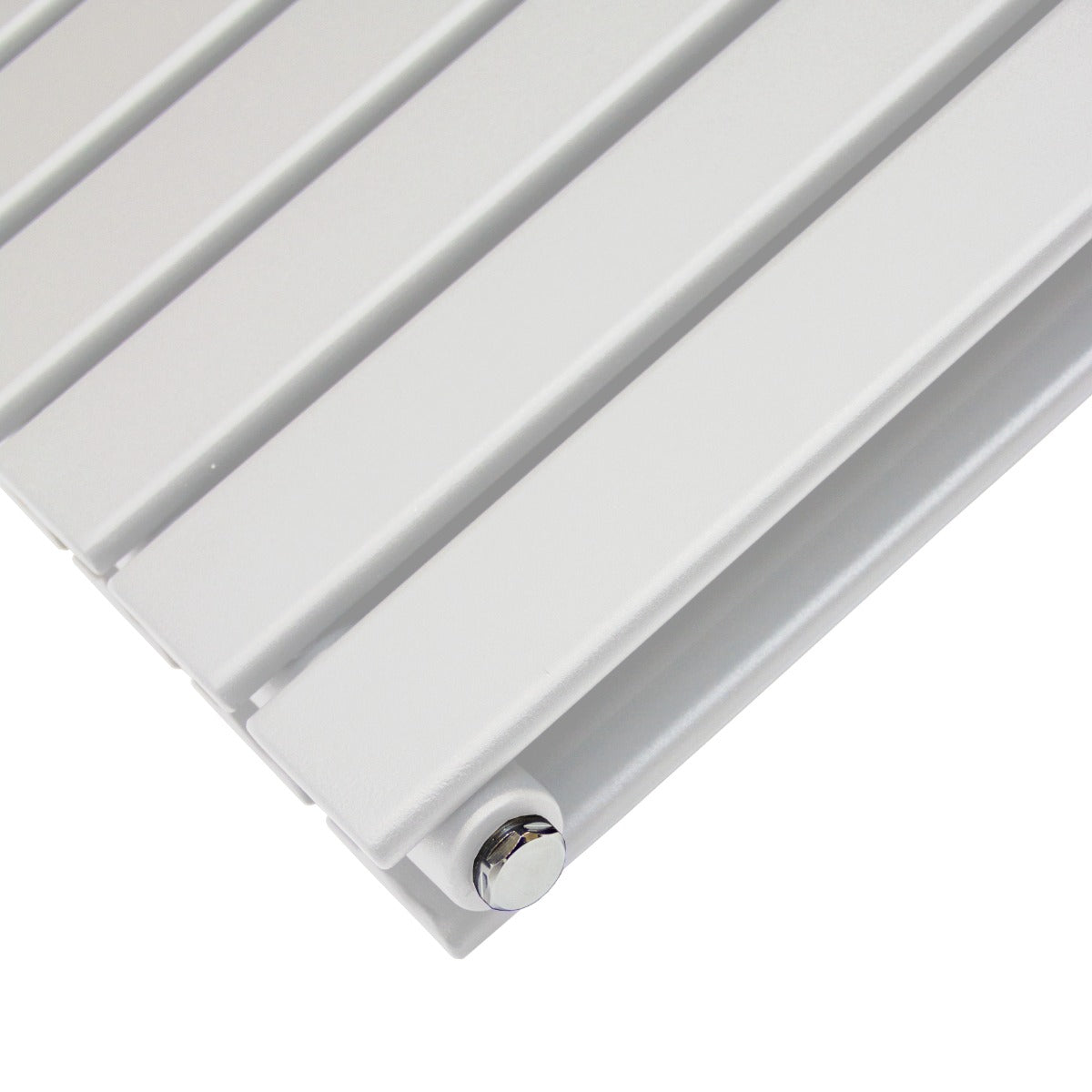 Glänzender weißer Paneelheizkörper mit schlanken, vertikalen Lamellen, 1600mm x 420mm, aus robustem Metall mit glatter Oberfläche und modernem Design