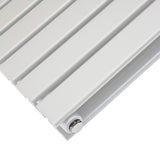 Glänzender weißer Paneelheizkörper mit schlanken, vertikalen Lamellen, 1600mm x 420mm, aus robustem Metall mit glatter Oberfläche und modernem Design