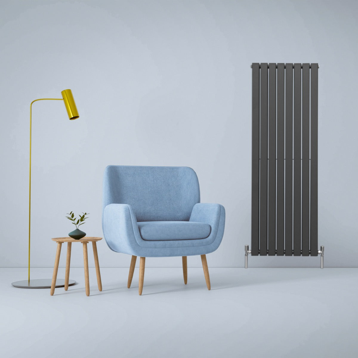 Anthrazitgrauer Paneelheizkörper mit schlankem Design, 1600mm x 560mm, neben einem blauen Sessel, einer Stehlampe und einem Tisch mit Pflanze