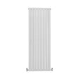 Paneelheizkörper in glänzendem Weiß, 1600mm x 560mm, mit schlanken vertikalen Lamellen und modernen, minimalistischen Design für effiziente Wärmeabgabe