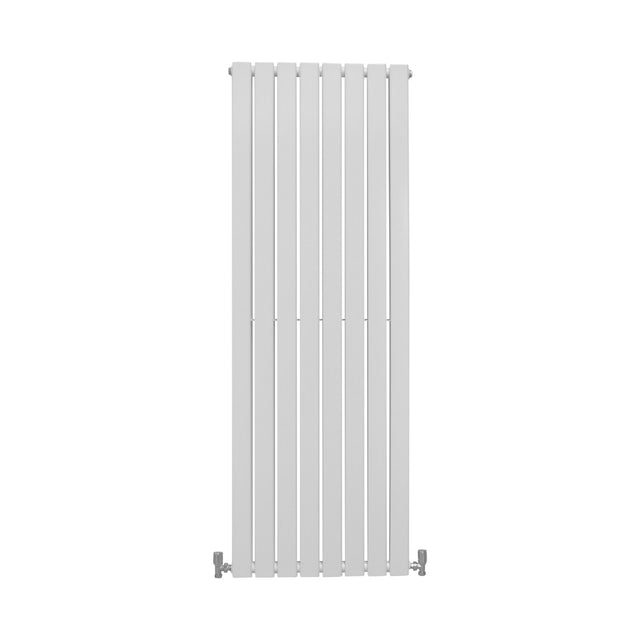 Paneelheizkörper in glänzendem Weiß, 1600mm x 560mm, mit schlanken vertikalen Lamellen und modernen, minimalistischen Design für effiziente Wärmeabgabe