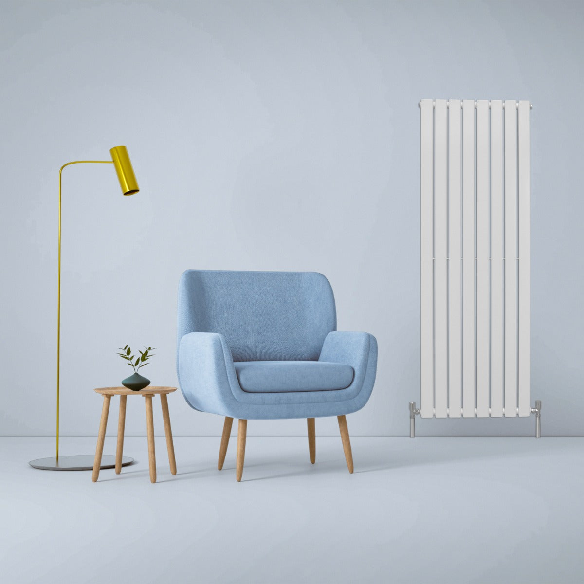 Glänzender weißer Paneelheizkörper mit vertikalen Lamellen, neben einem blauen Sessel und einer modernen Stehlampe in einem minimalistischen Raum