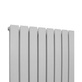 Glänzender weißer Paneelheizkörper mit schlanken, vertikalen Lamellen, ideal für moderne Wohnräume, Maße 1600mm x 560mm