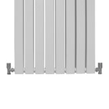Paneelheizkörper in glänzendem Weiß, 1600mm x 560mm, mit glatten, vertikalen Lamellen und verchromten Anschlussventilen für moderne Innenräume