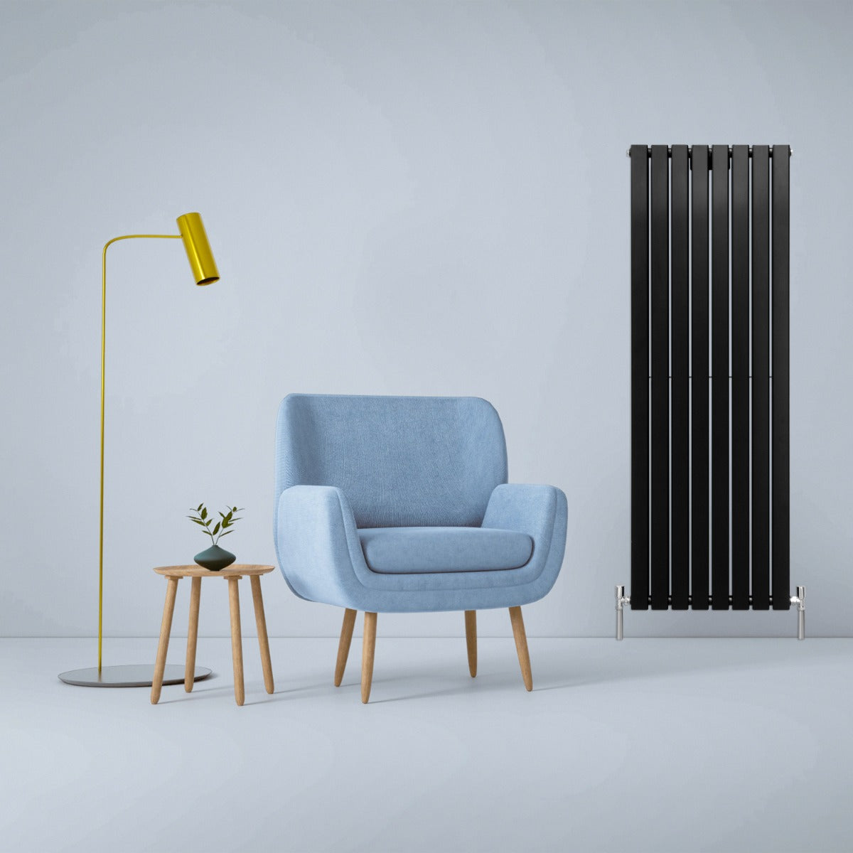 Paneelheizkörper in mattem Schwarz, 1600mm x 560mm, mit schlanken, vertikalen Lamellen, elegant neben einem blauen Sessel und einer Stehlampe platziert