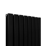 Mattschwarzer Paneelheizkörper mit schlanken, vertikalen Lamellen, Maße 1600mm x 560mm, ideal für moderne Wohnräume und effiziente Wärmeverteilung