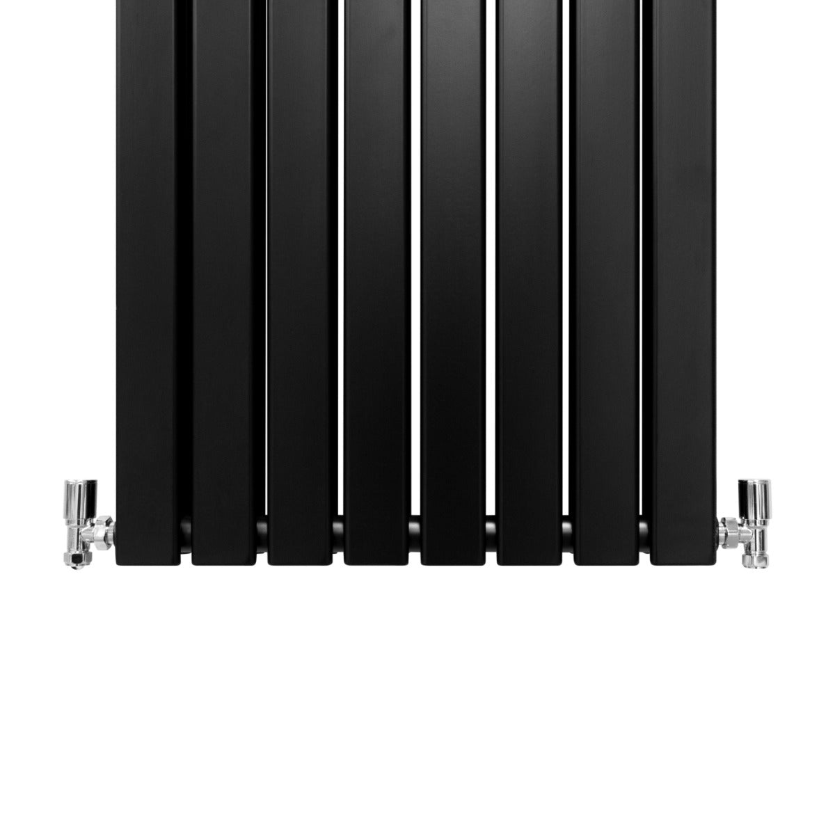 Mattschwarzer Paneelheizkörper mit schlanken, vertikalen Lamellen, 1600mm x 560mm, ausgestattet mit glänzenden, verchromten Ventilen an der Unterseite