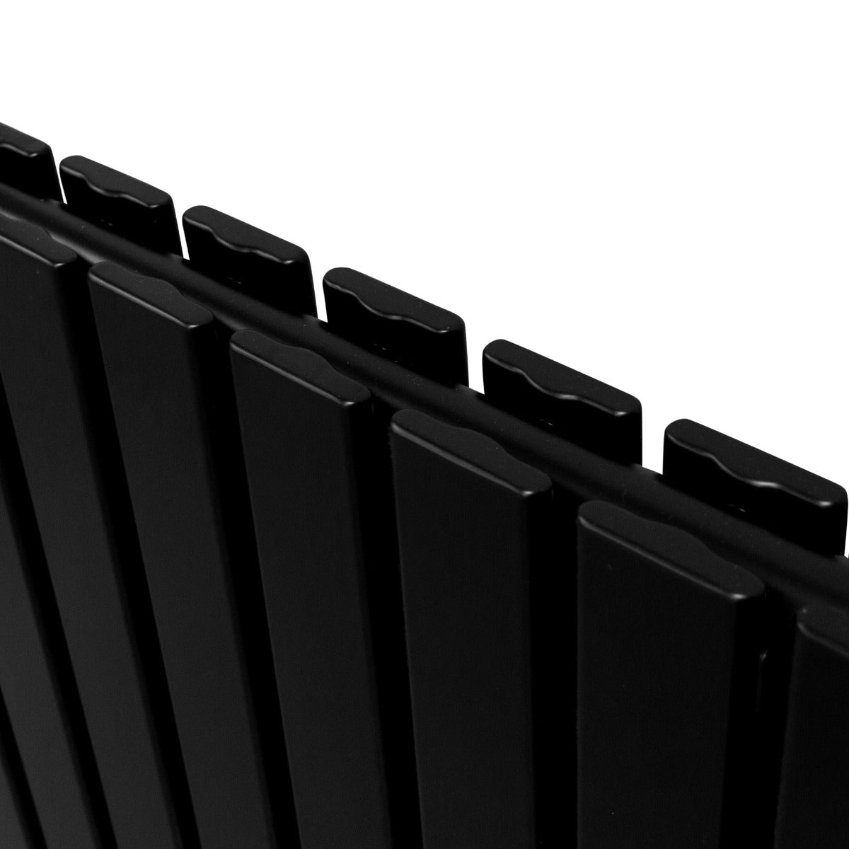 Paneelheizkörper in mattem Schwarz, 1600 mm x 560 mm, mit geraden, schmalen Lamellen und modernem, minimalistischen Design für stilvolle Wärme