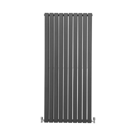 Paneelheizkörper in Anthrazit Grau, 1600mm x 700mm, mit schlanken vertikalen Lamellen und glänzenden Heizungsanschlüssen, modern und elegant