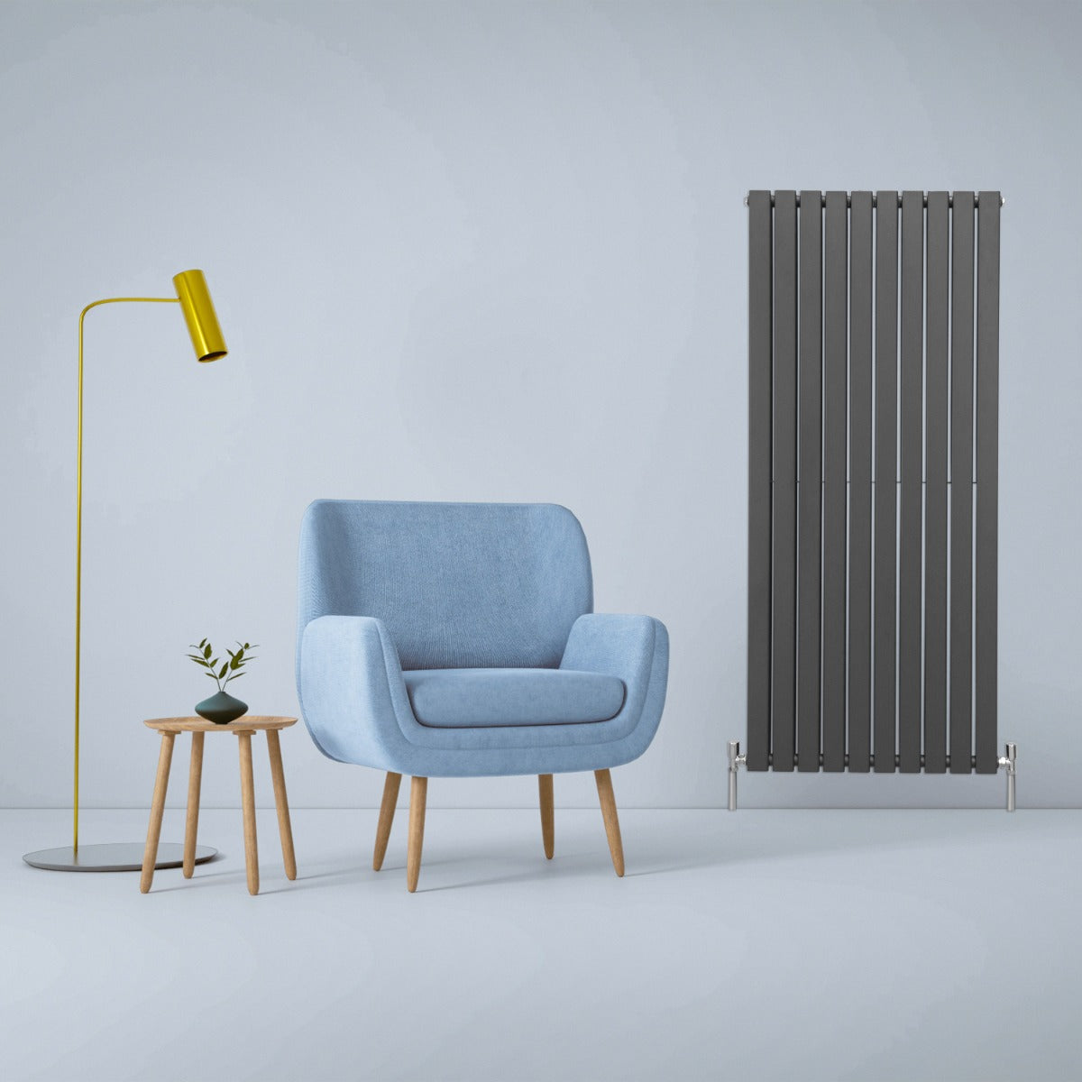 Anthrazitgrauer Paneelheizkörper mit schlankem, vertikalem Design, neben einem blauen Sessel, einem kleinen Tisch und einer Stehlampe in Gelb