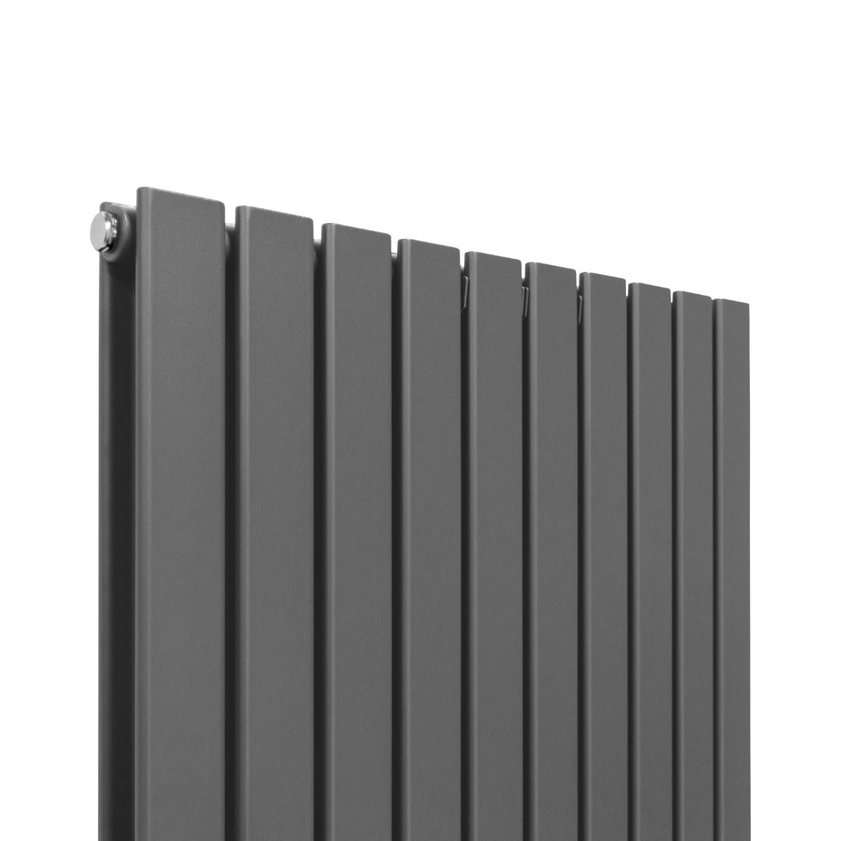 Paneelheizkörper in Anthrazit Grau, 1600mm x 700mm, mit schlanken, vertikalen Lamellen und glatter, mattschwarzer Oberfläche für modernes Design