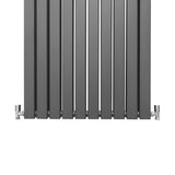 Paneelheizkörper in Anthrazit Grau, 1600mm x 700mm, mit vertikalen Lamellen und glänzenden, verchromten Ventilen für modernes Heizdesign