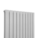 Glänzender weißer Paneelheizkörper mit schlanken, vertikalen Lamellen, ideal für moderne Innenräume, Maße 1600mm x 700mm
