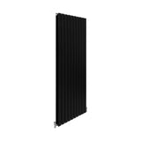 Paneelheizkörper in mattem Schwarz, 1600mm x 700mm, mit schlanken vertikalen Lamellen und modernem Design, ideal für stilvolle Heizlösungen