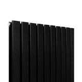 Paneelheizkörper in mattem Schwarz, 1600mm x 700mm, mit schlanken, vertikalen Lamellen und glatter, moderner Oberfläche für stilvolle Wärme