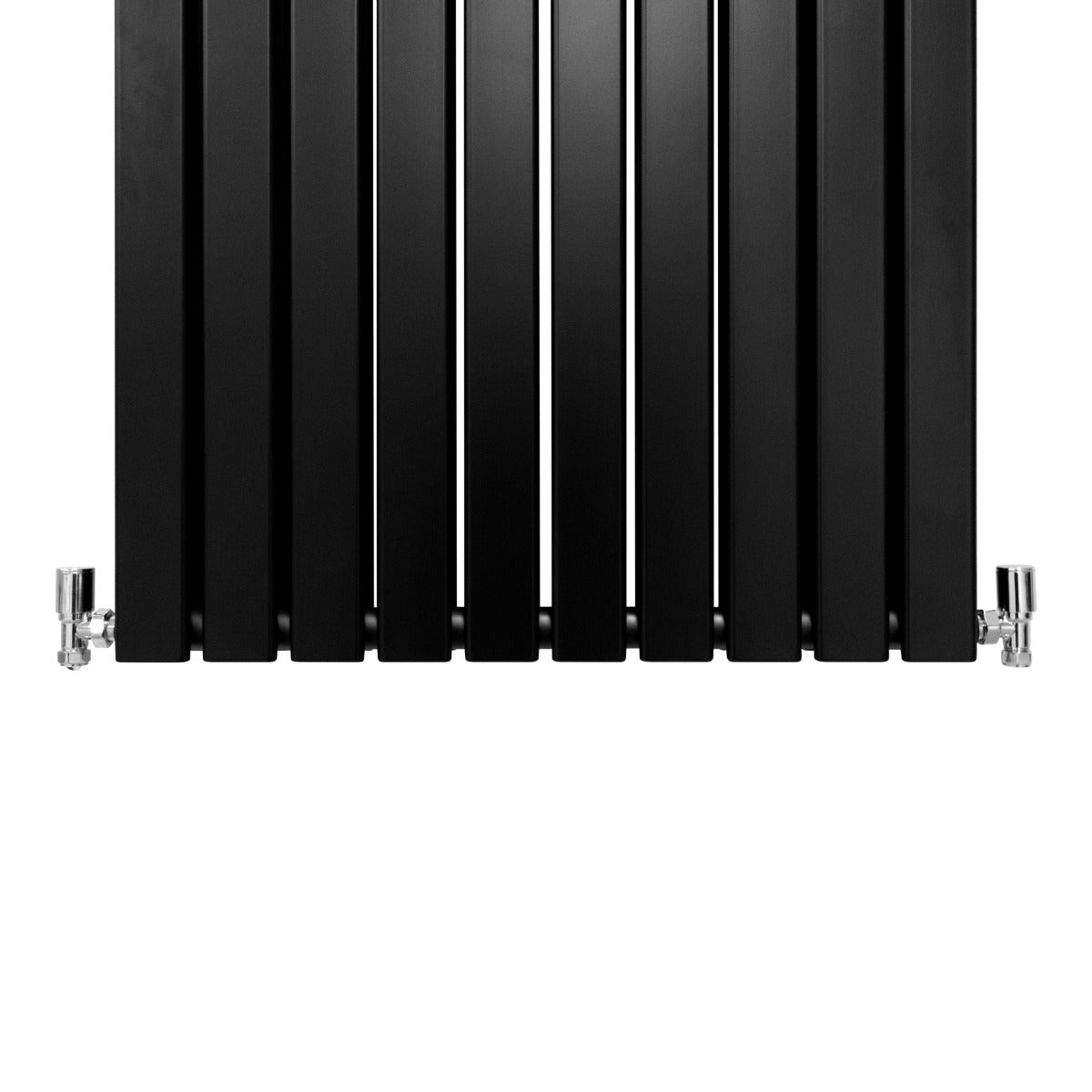 Paneelheizkörper in mattem Schwarz, 1600mm x 700mm, mit vertikalen Lamellen und glänzenden Ventilen, ideal für moderne Wohnräume