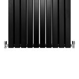 Paneelheizkörper in mattem Schwarz, 1600mm x 700mm, mit vertikalen Lamellen und glänzenden Ventilen, ideal für moderne Wohnräume