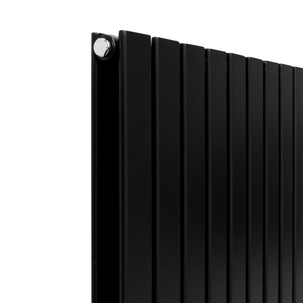 Paneelheizkörper in mattem Schwarz, 1600mm x 700mm, mit vertikalen Lamellen und glatter Oberfläche, ideal für moderne Wohnräume