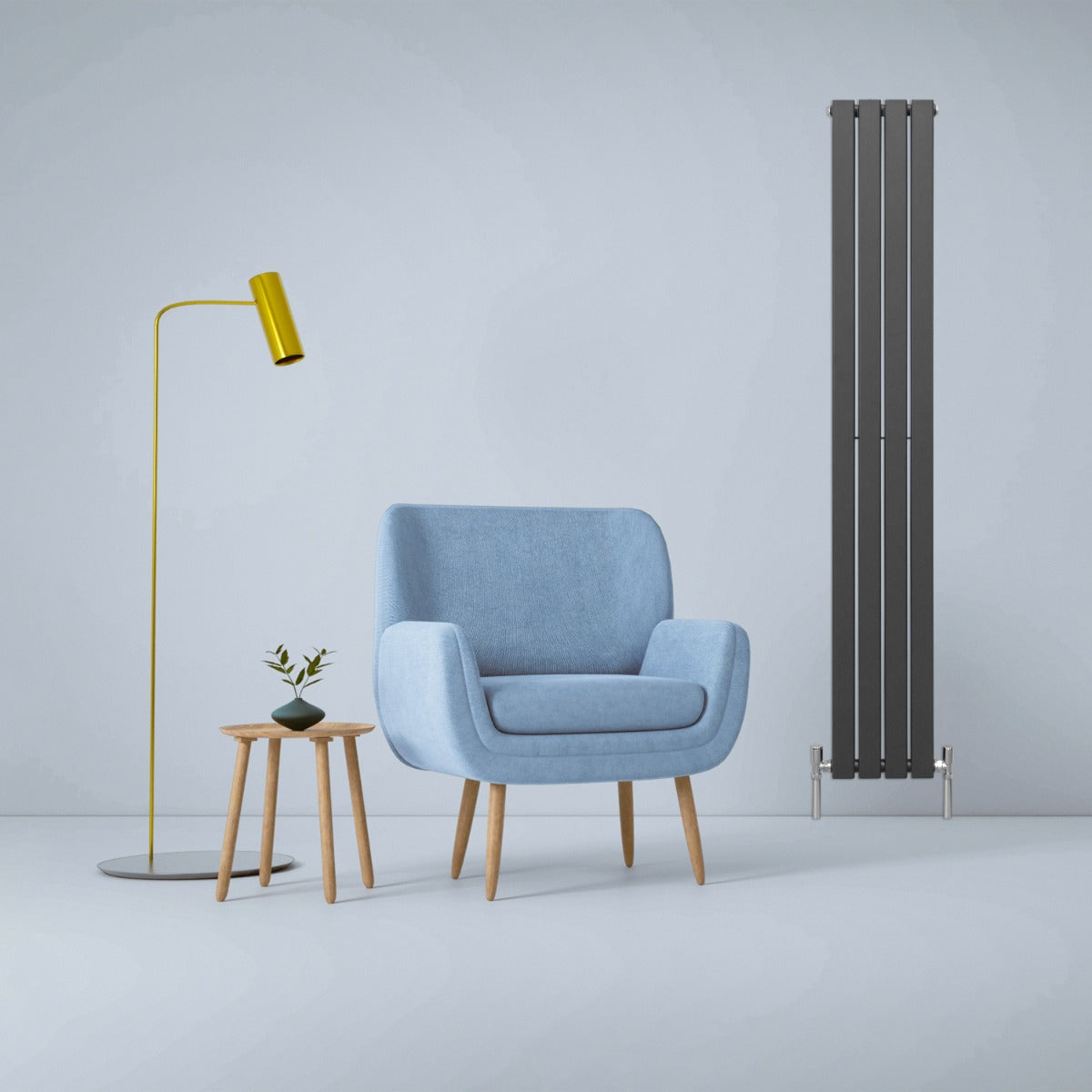 Anthrazitgrauer Paneelheizkörper mit schlankem Design, neben einem blauen Sessel, einer Stehlampe und einem kleinen Tisch in modernem Raum