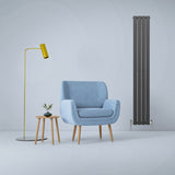 Anthrazitgrauer Paneelheizkörper mit schlankem Design, neben einem blauen Sessel, einer Stehlampe und einem kleinen Tisch in modernem Raum
