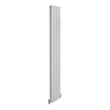 Hochformatiger, glänzender weißer Paneelheizkörper mit glatten, vertikalen Lamellen, Maße 1800mm x 280mm, ideal für moderne Räume